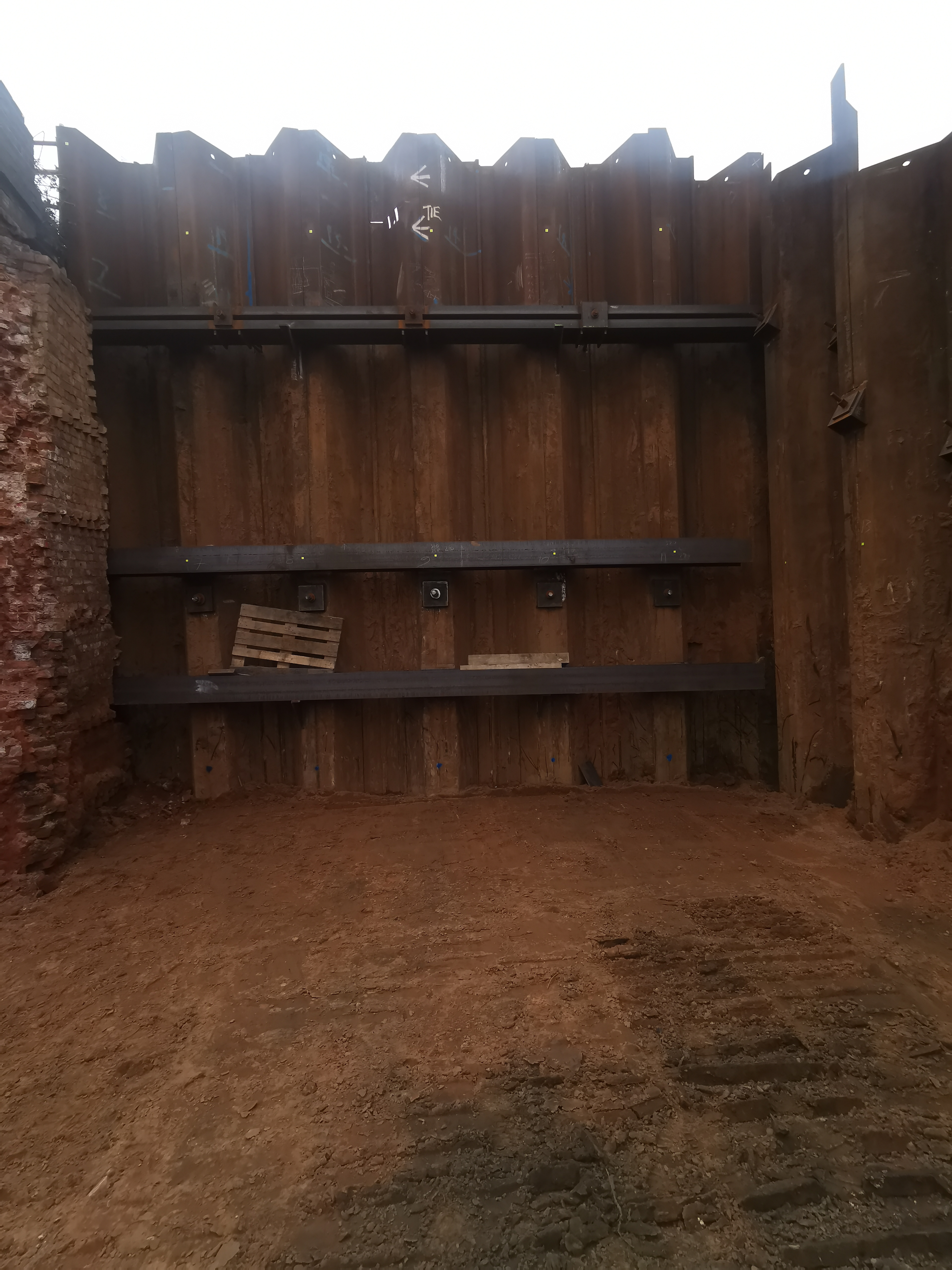 Lower dig lift locked off with plates and tie rods tensioned