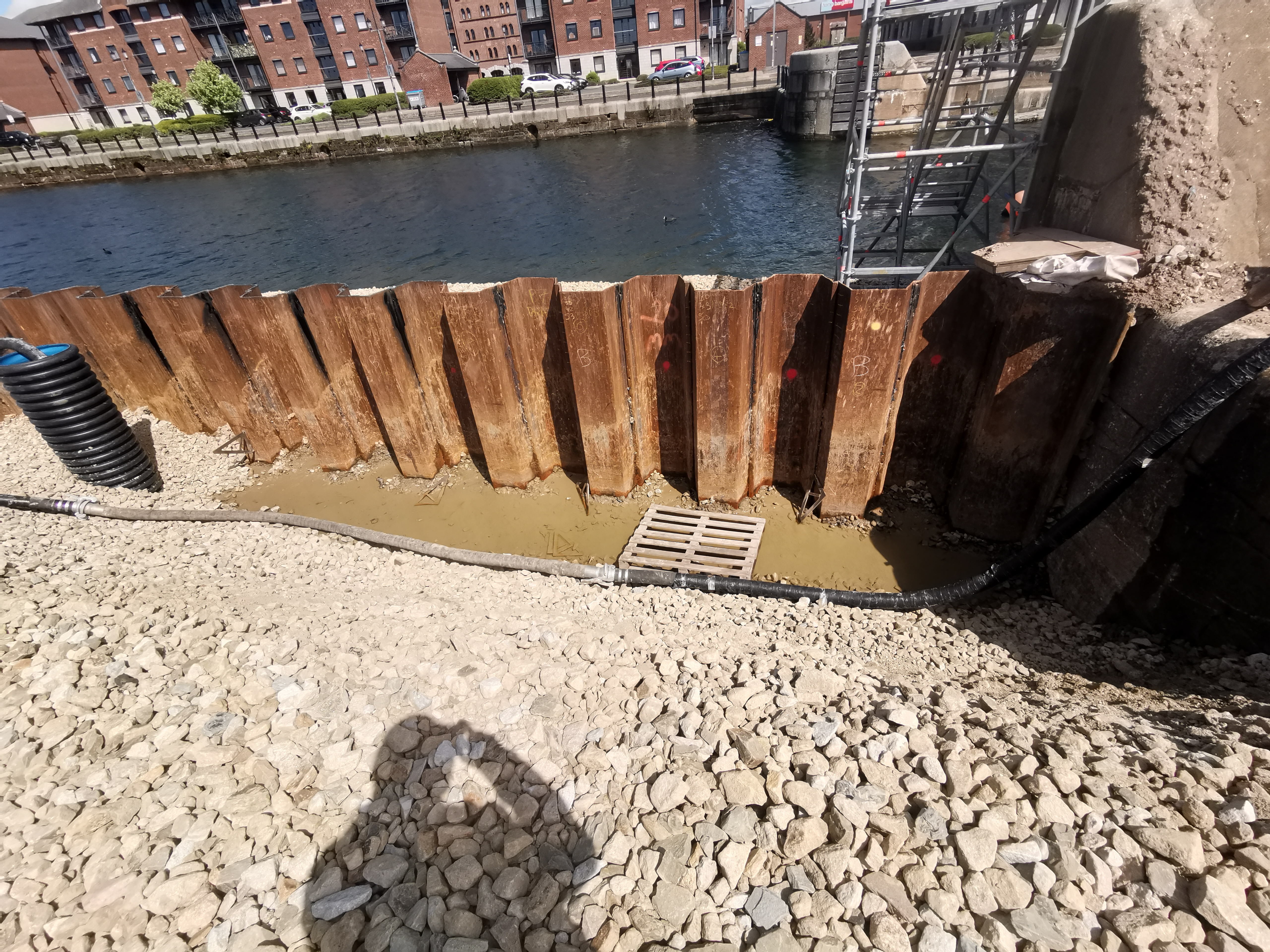 Beam brackets fitted to the sheet piles