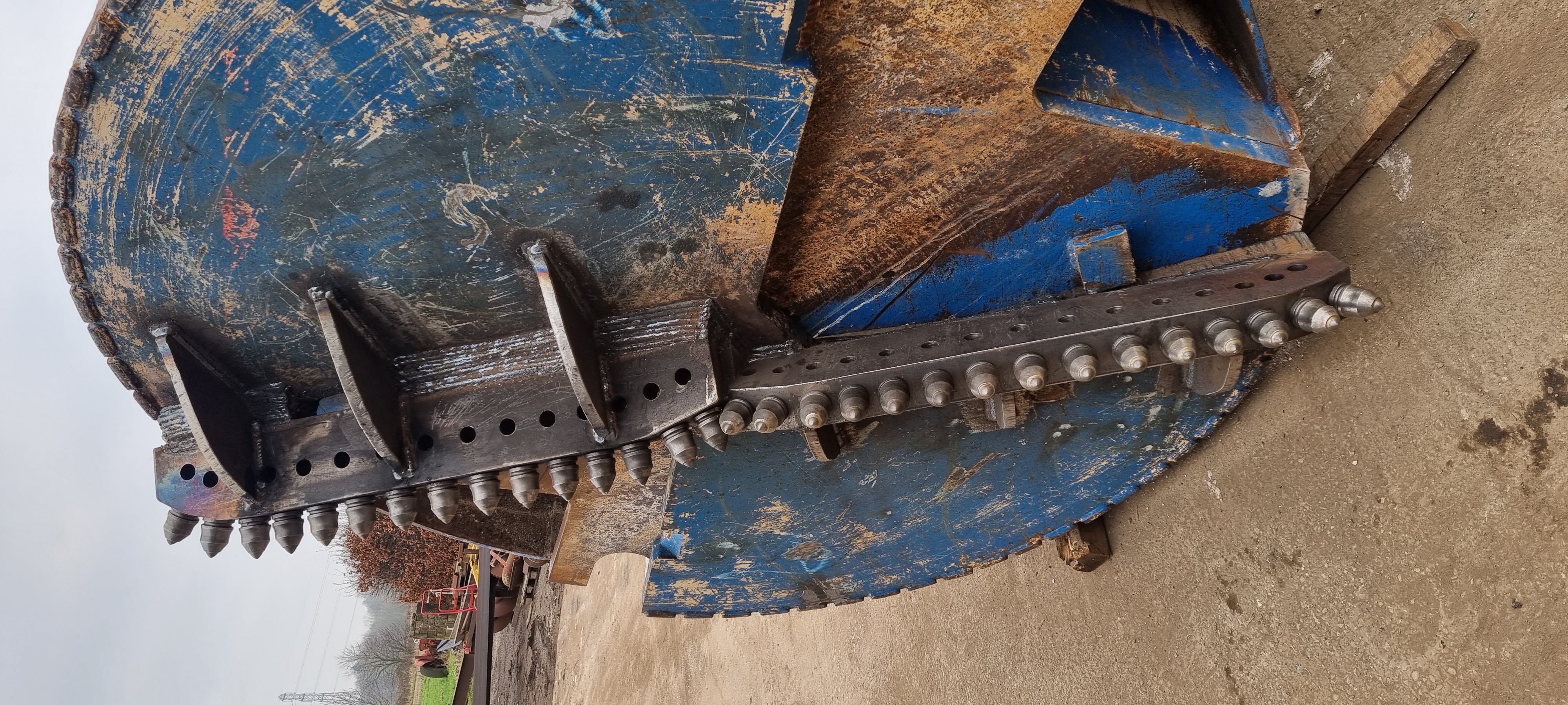 Bucket cutting edge fitted with new teeth