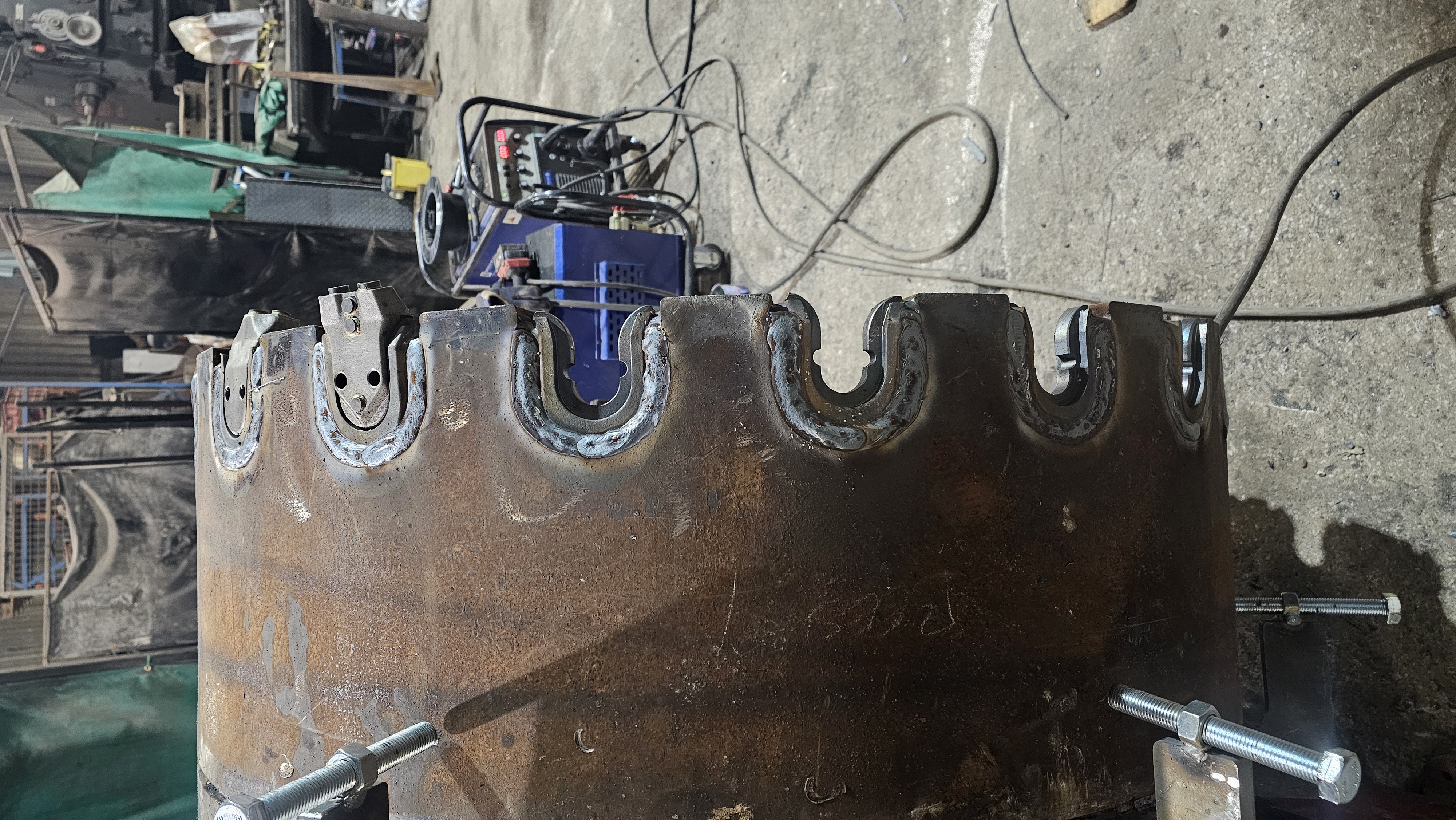 Bauer shoe segments welded around the cutting edge