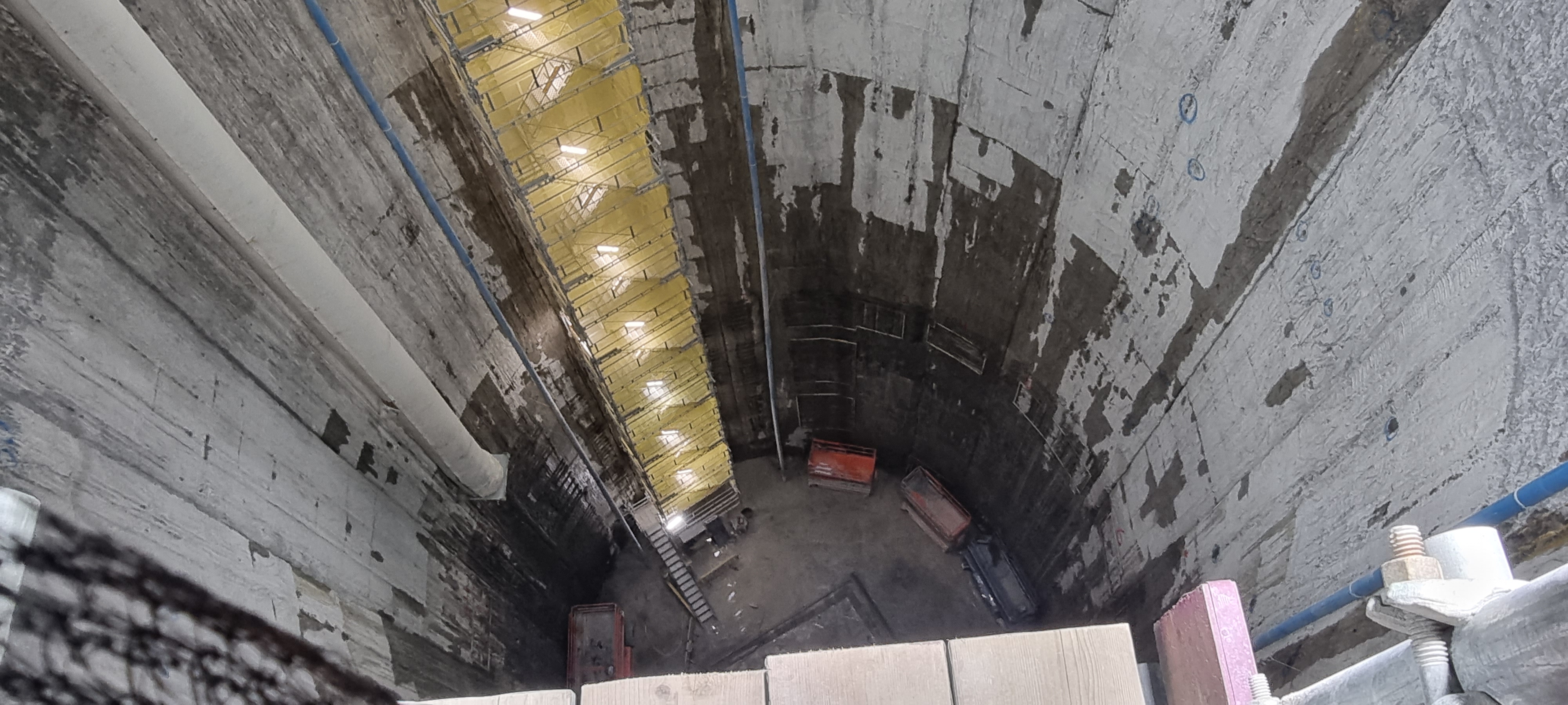 HS2 piling site with rigs maintained to keep drilling continuous